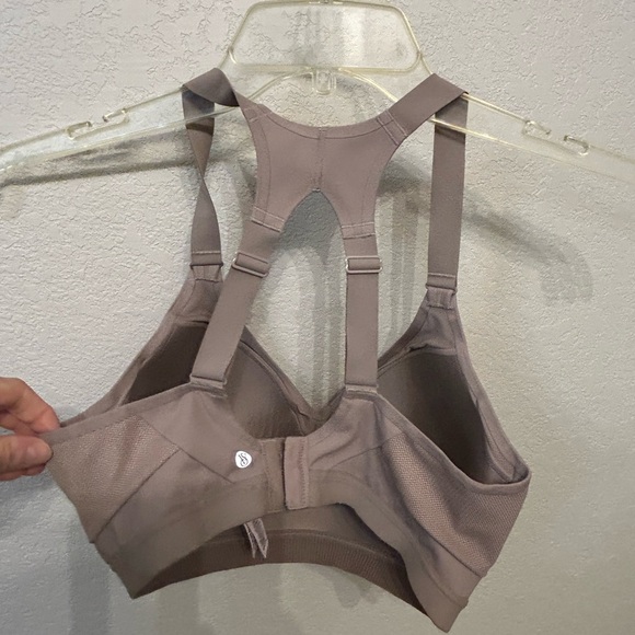 Victoria's secret body by Victoria Sports bra - Picture 2 of 4